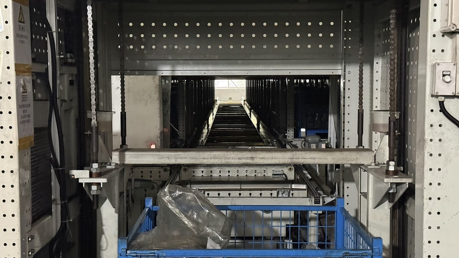 Automated vertical parts storage system in the THOTH factory warehouse