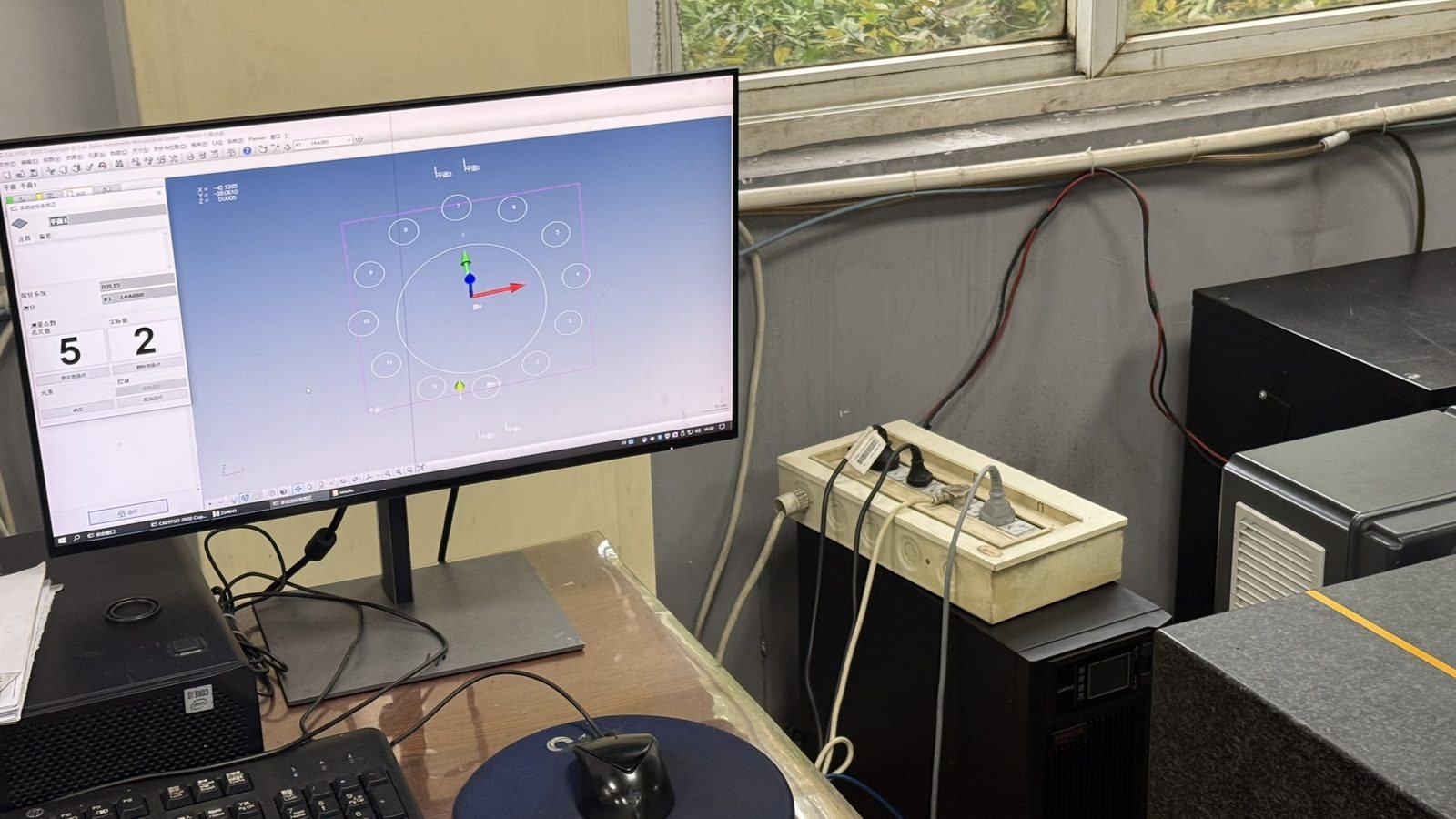 Hole pattern measurement on screen in the metrology lab