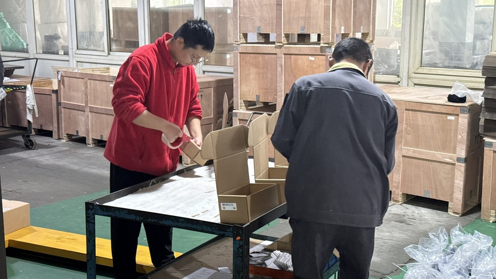 Packing hydraulic motors for export shipment