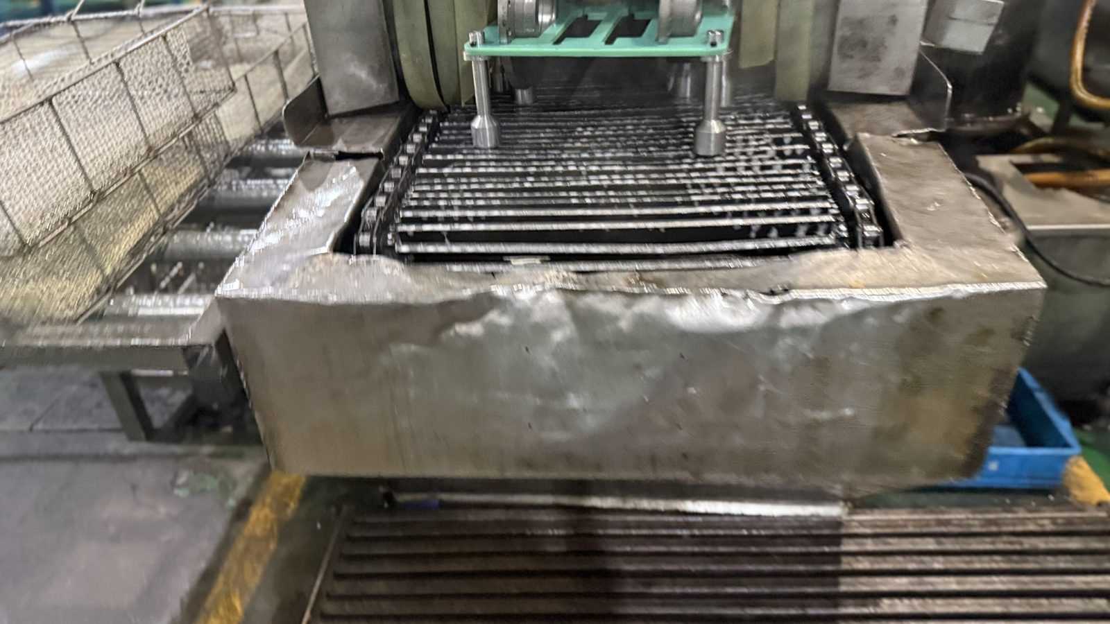 Wash tank for machined hydraulic motor parts