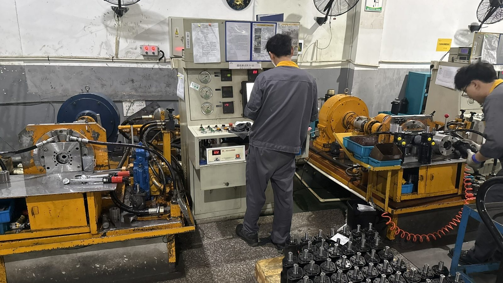 Hydraulic motor performance test bench where every unit is tested before shipment