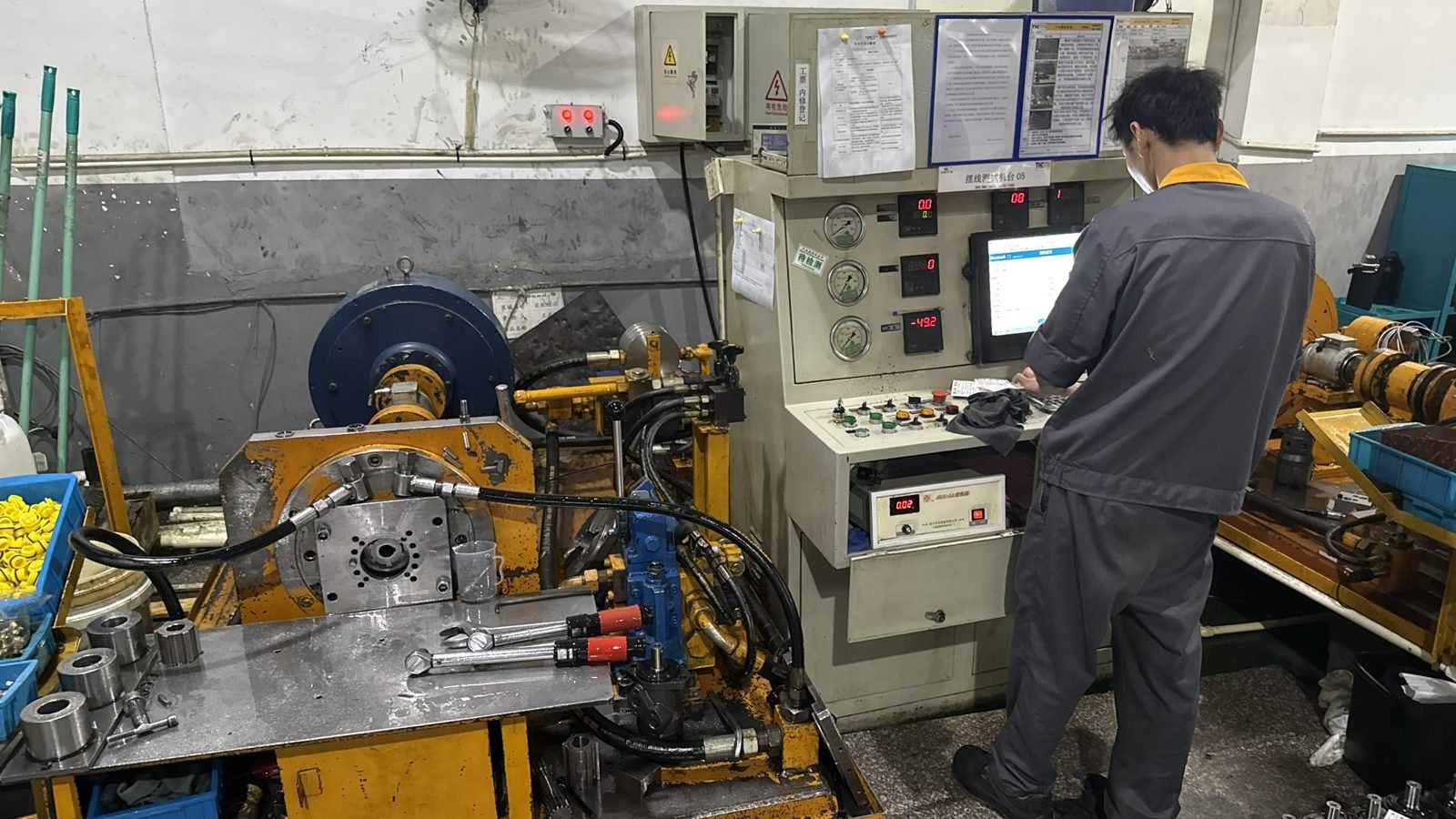 Operator running a hydraulic motor performance test