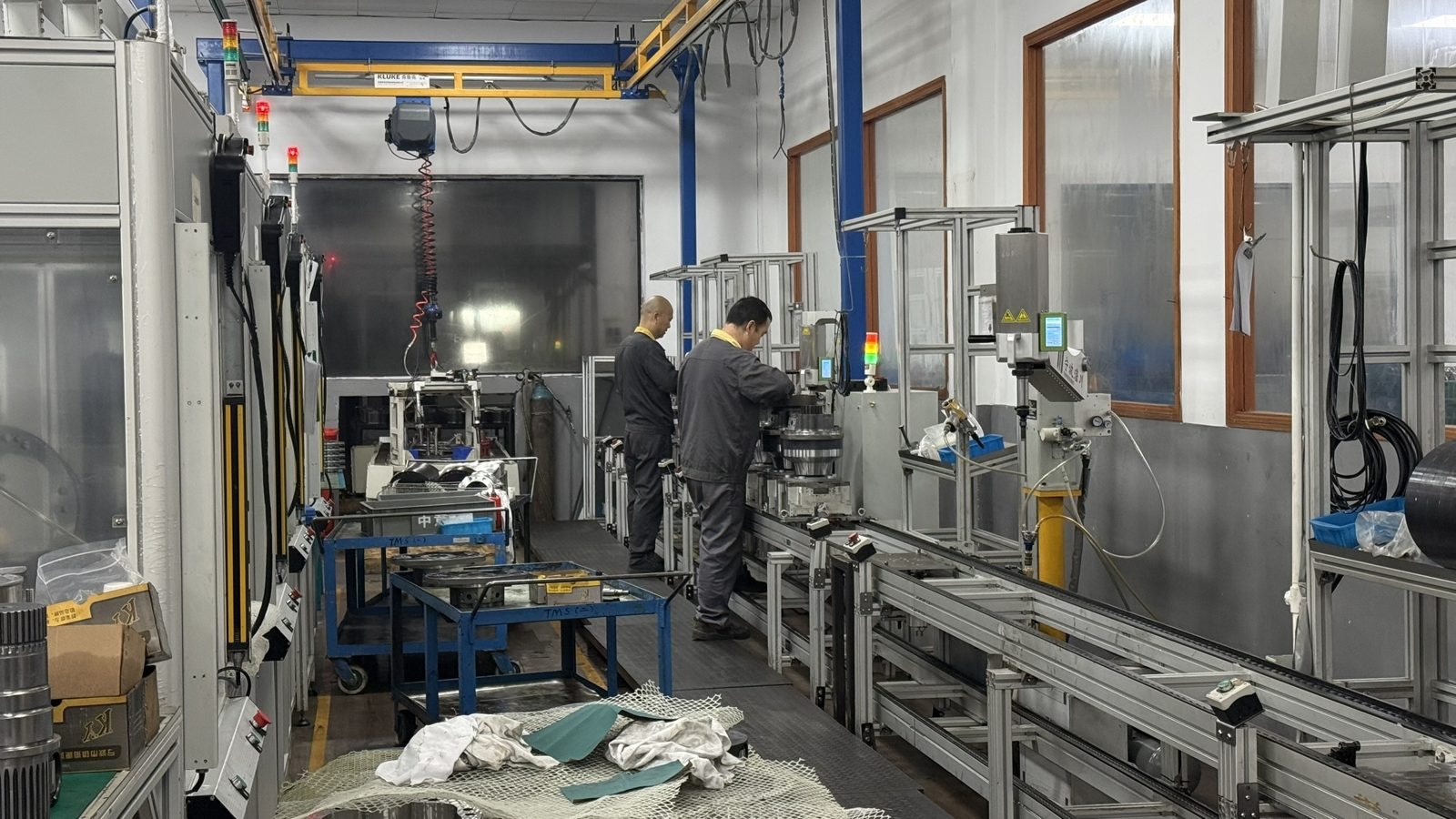 Assembly line for large hydraulic motors