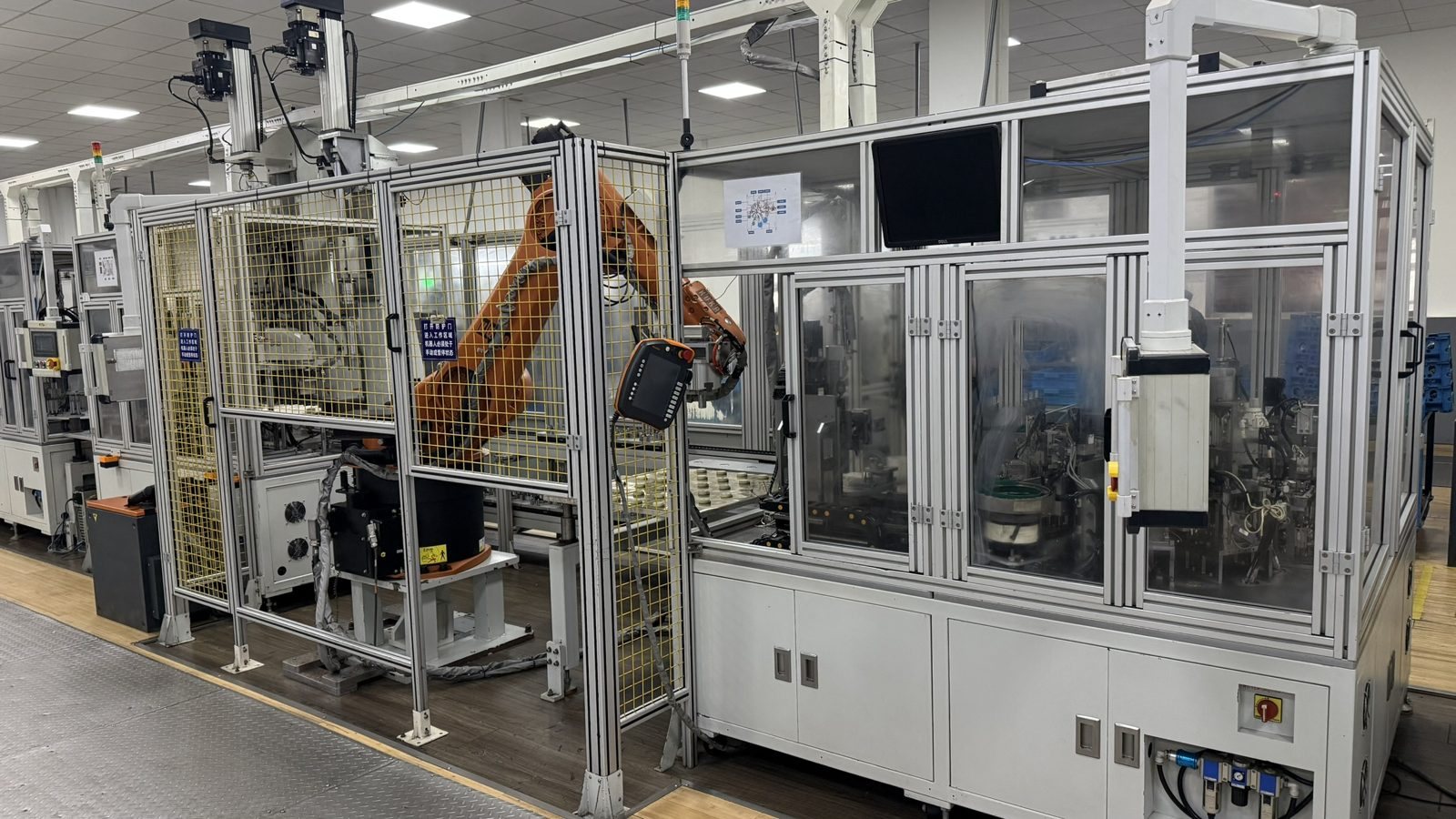 Robotic assembly cell on the orbital hydraulic motor assembly line