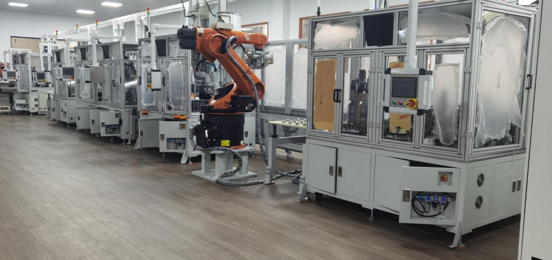 Robotic automatic assembly line for hydraulic motors