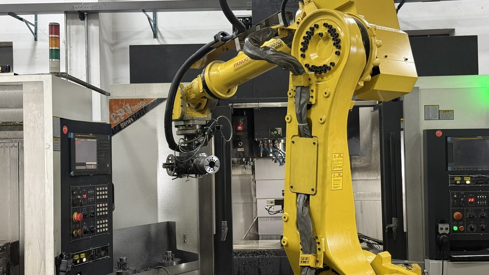 Robot loading a CNC machining cell for hydraulic motor housings